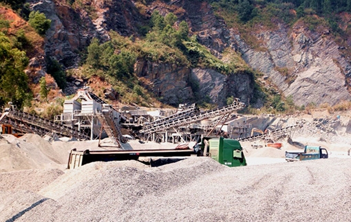 Nhiều hộ dân bị nứt nhà do các mỏ nổ mìn khai thác đá