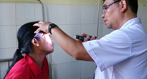 Khám chữa bệnh miễn phí cho bệnh nhân người Lào