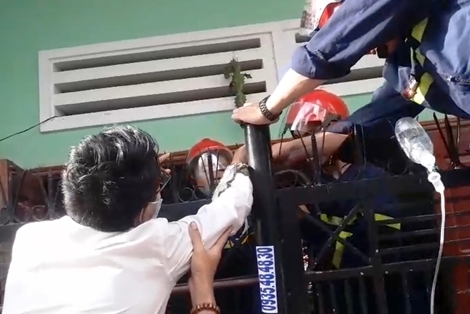  Cảnh sát PCCC&CHCN Đà Nẵng giải cứu người bị chông sắt đâm xuyên tay
