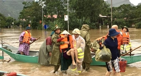 Cứu giúp dân trong vùng bủa vây của mưa lũ