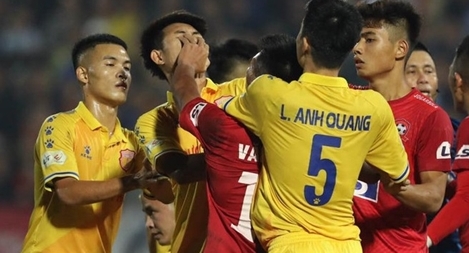 Tấn công cầu thủ đối phương, trung vệ U22 Việt Nam bị treo giò