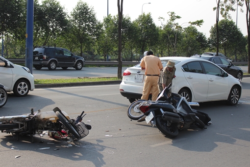 Nữ tài xế lạc tay lái, 3 xe máy gặp nạn trên đại lộ Mai Chí Thọ
