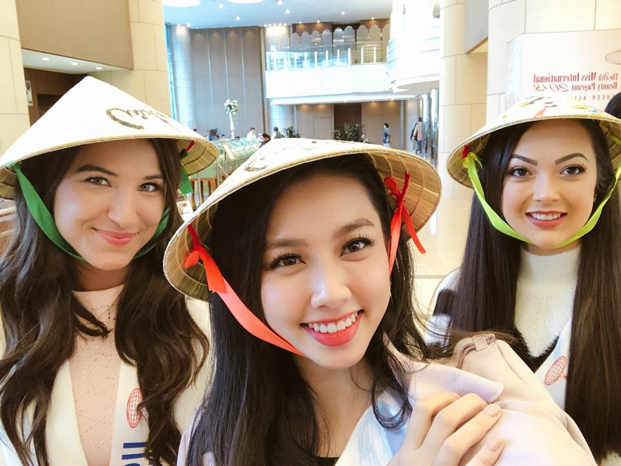 Thuỳ Tiên gây ấn tượng với nón lá tại Miss International 2018