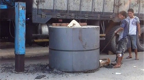 Thót tim khi xe tải rơi hai cuộn thép nặng hàng tấn xuống đường