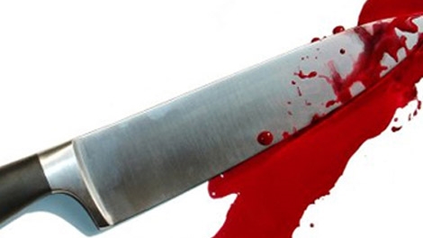 Ngủ ngáy quá to, bị vợ cầm dao đâm nhiều nhát