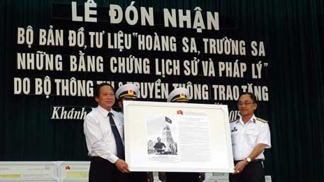 Tặng bản đồ chủ quyền Hoàng Sa, Trường Sa cho Học viện Hải quân