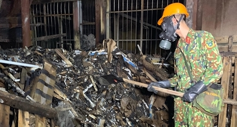 Vụ cháy công ty Rạng Đông: Bộ đội hóa học đã tẩy sạch được 2.000m2