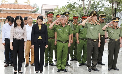 Báo CAND dâng hương đền thờ Anh hùng, liệt sĩ Võ Thị Sáu