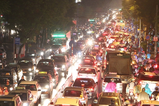 Ùn tắc gia tăng vì nhiều bất cập giao thông