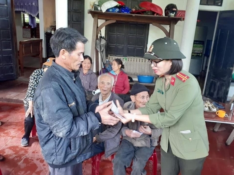 Cục Khoa học, chiến lược và Lịch sử Công an chia sẻ khó khăn với đồng bào miền Trung