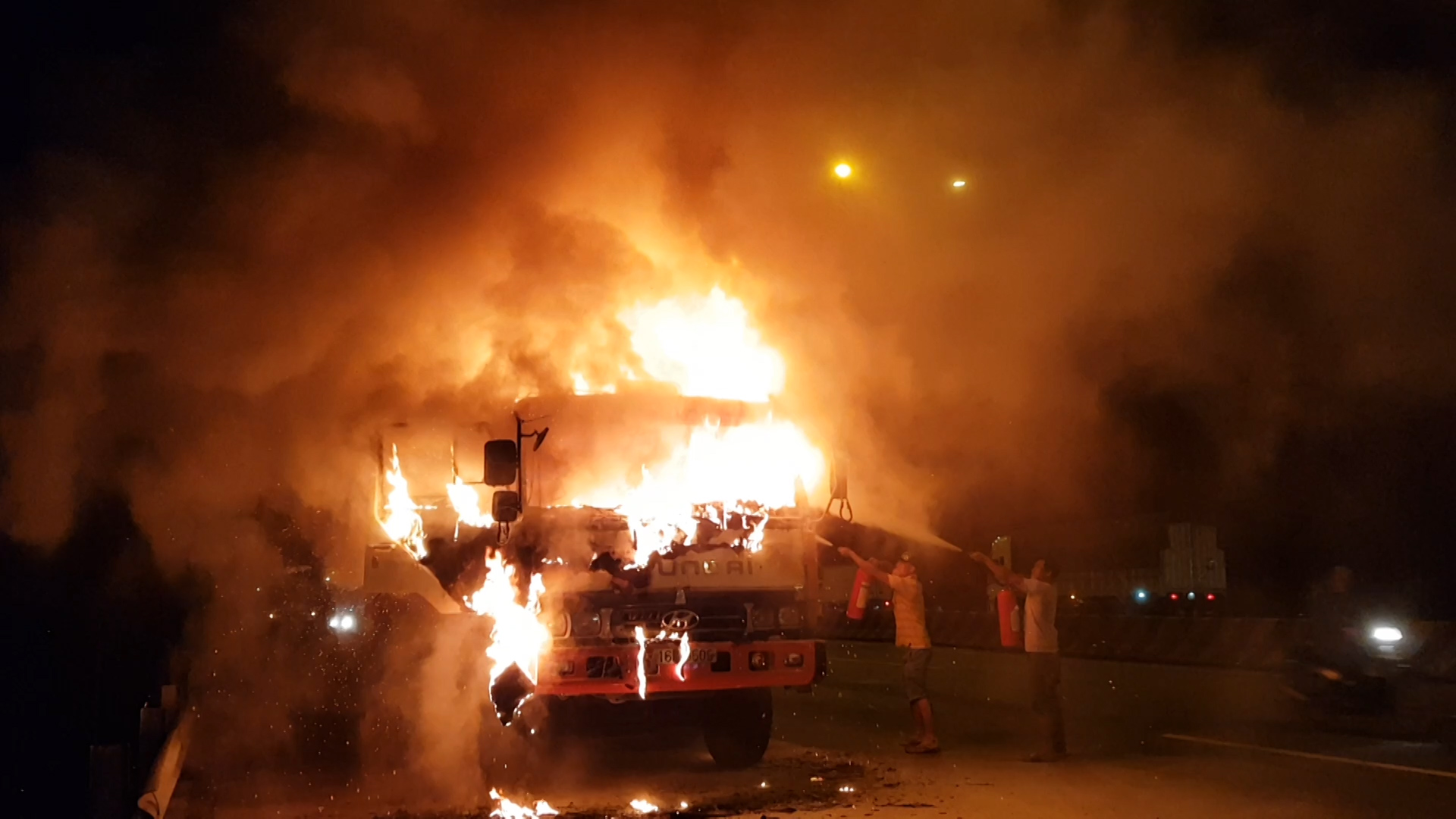 3 người thoát chết khi xe tải bốc cháy ngùn ngụt