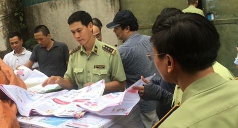 Tạm giữ hơn 2 tấn bìa và ruột sách bán thành phẩm có dấu hiệu in lậu