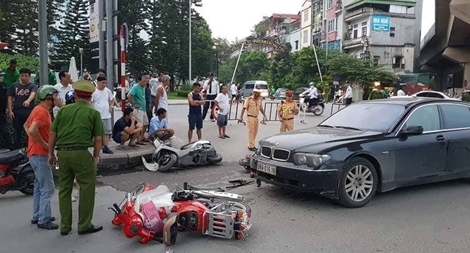 Nữ tài xế BMW đâm liên hoàn, kéo lê cháu nhỏ trên đường