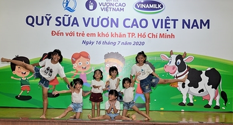 Hành trình xuyên mùa dịch của Quỹ sữa Vươn cao Việt Nam năm thứ 13