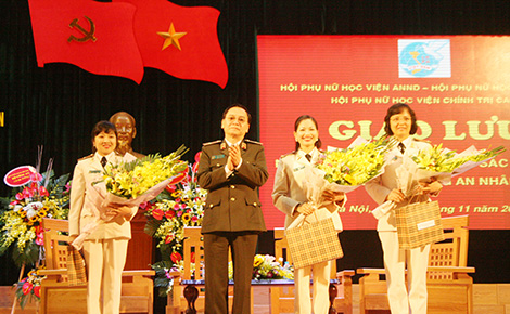 Nữ giảng viên xuất sắc và niềm đam mê truyền lửa cho sinh viên