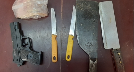 Mang súng nhựa, dao Thái đi đòi tiền bảo kê