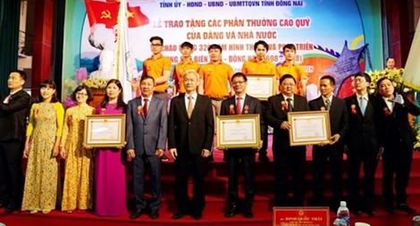 Ông Trần Bá Dương và THACO nhận Huân chương Lao động hạng Nhất