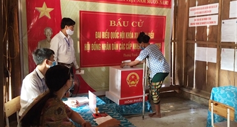  Tại các khu vực bỏ phiếu sớm - Ngày hội non sông đã về