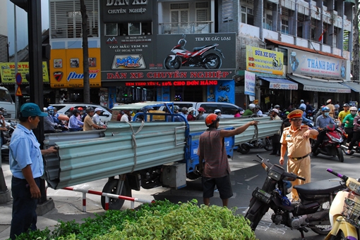 Xe ba gác chở tôn quá khổ cứa 2 người trọng thương