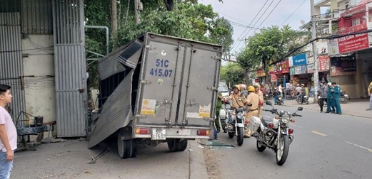 Trộm xe tải bỏ chạy rồi lao vào quán cà phê