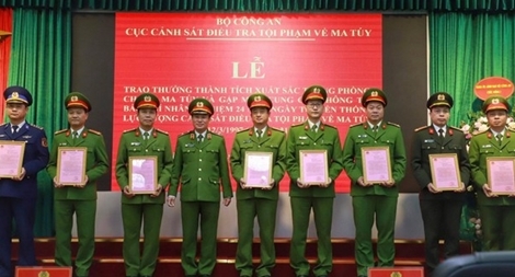 Lãnh đạo Bộ Công an khen thưởng 42 lượt tập thể trong đấu tranh ma túy