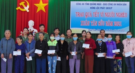 Trao tặng 200 suất quà “Tết vì người nghèo” tại tỉnh Quảng Ngãi