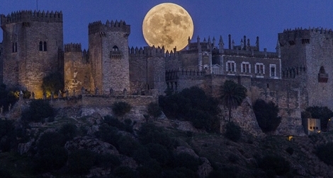 Ngắm siêu trăng lớn nhất trong 70 năm qua trên toàn thế giới