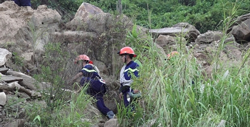 Lội rừng giải cứu du khách chơi dù lượn mất tích trong rừng