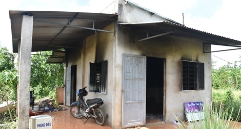 Thi thể cháy đen tại căn nhà trong rẫy