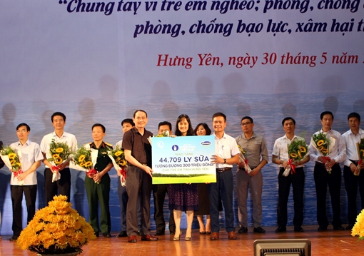 Quỹ sữa Vươn cao Việt Nam và Vinamilk trao tặng 44.709 ly sữa cho trẻ em tỉnh Hưng Yên