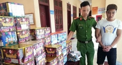 Tích trữ hơn 100kg pháo hoa, pháo bi các loại bán "phục vụ"  Tết