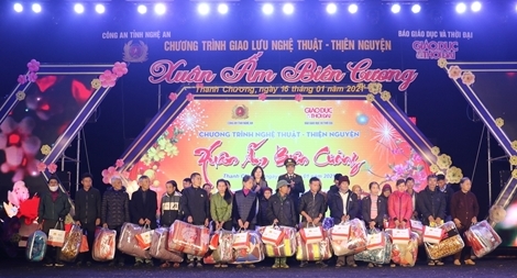 Mang xuân ấm đến cho bà con nhân dân vùng biên cương