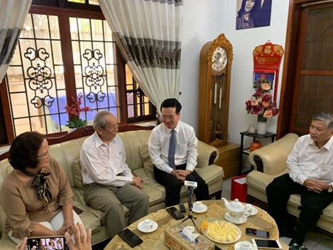 Trưởng Ban tuyên giáo Trung ương thăm, chúc mừng Giáo sư Trần Hồng Quân 
