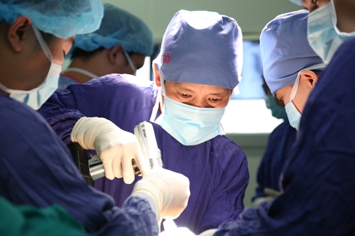 Thay khớp gối cho bệnh nhân có u xương đùi