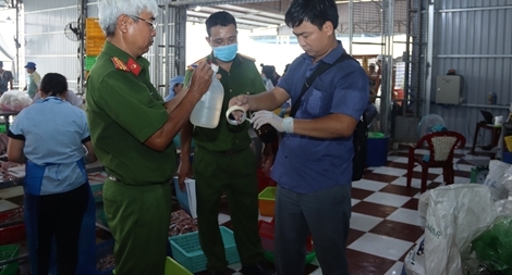 Công ty lương thực xả nước thải trực tiếp ra sông Hậu