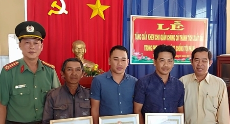 Trao giấy khen cho 3 người dân truy bắt tội phạm