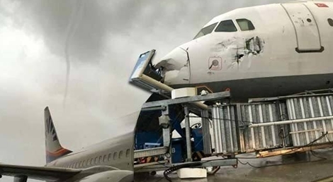 Vòi rồng tấn công sân bay Thổ Nhĩ Kỳ khiến phi cơ trên đường băng vỡ nát